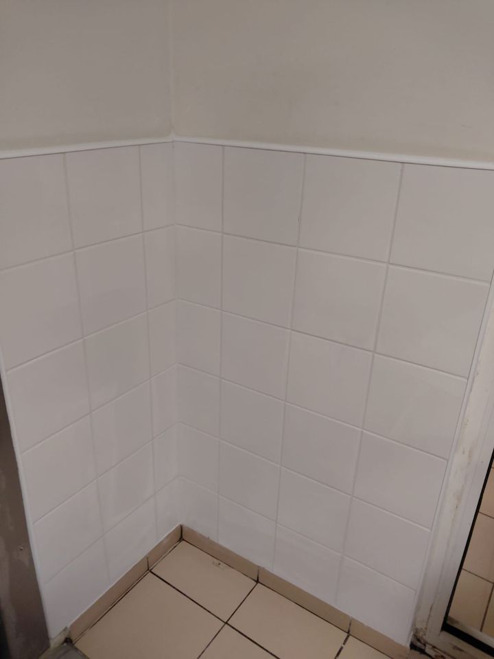 Angle de mur terminé, faïence blanche jointoyée avec profilé de finition